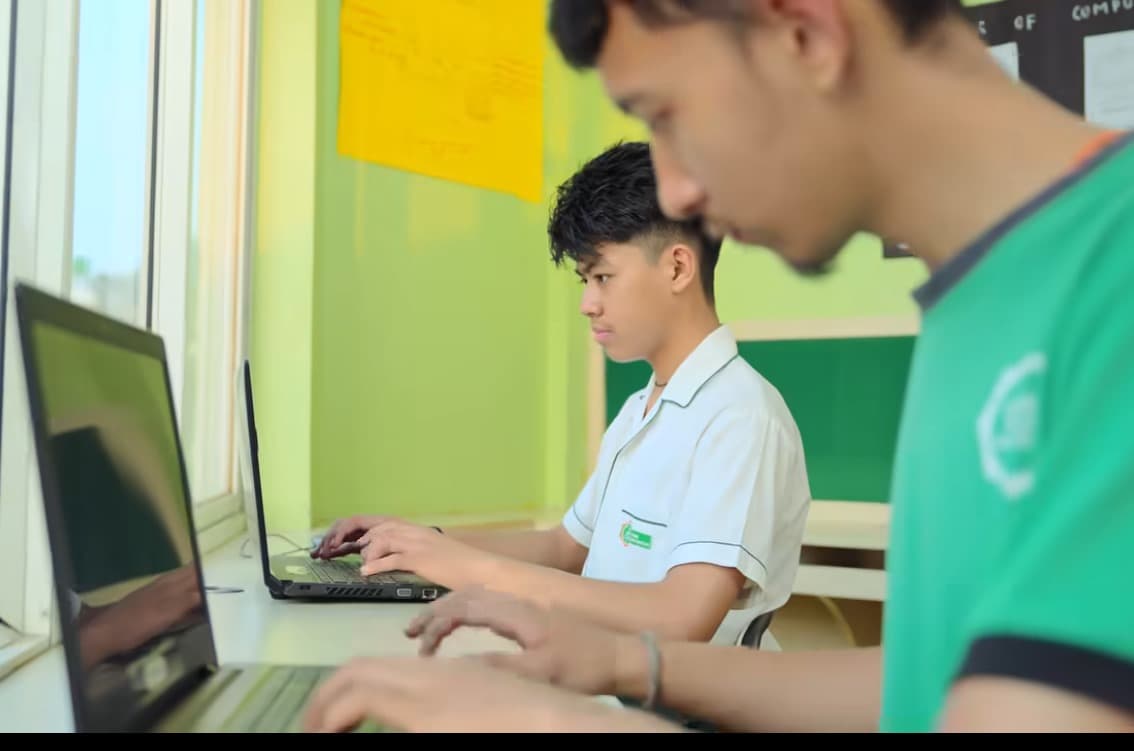 Applied Practical Classes in Science & Computer image 3